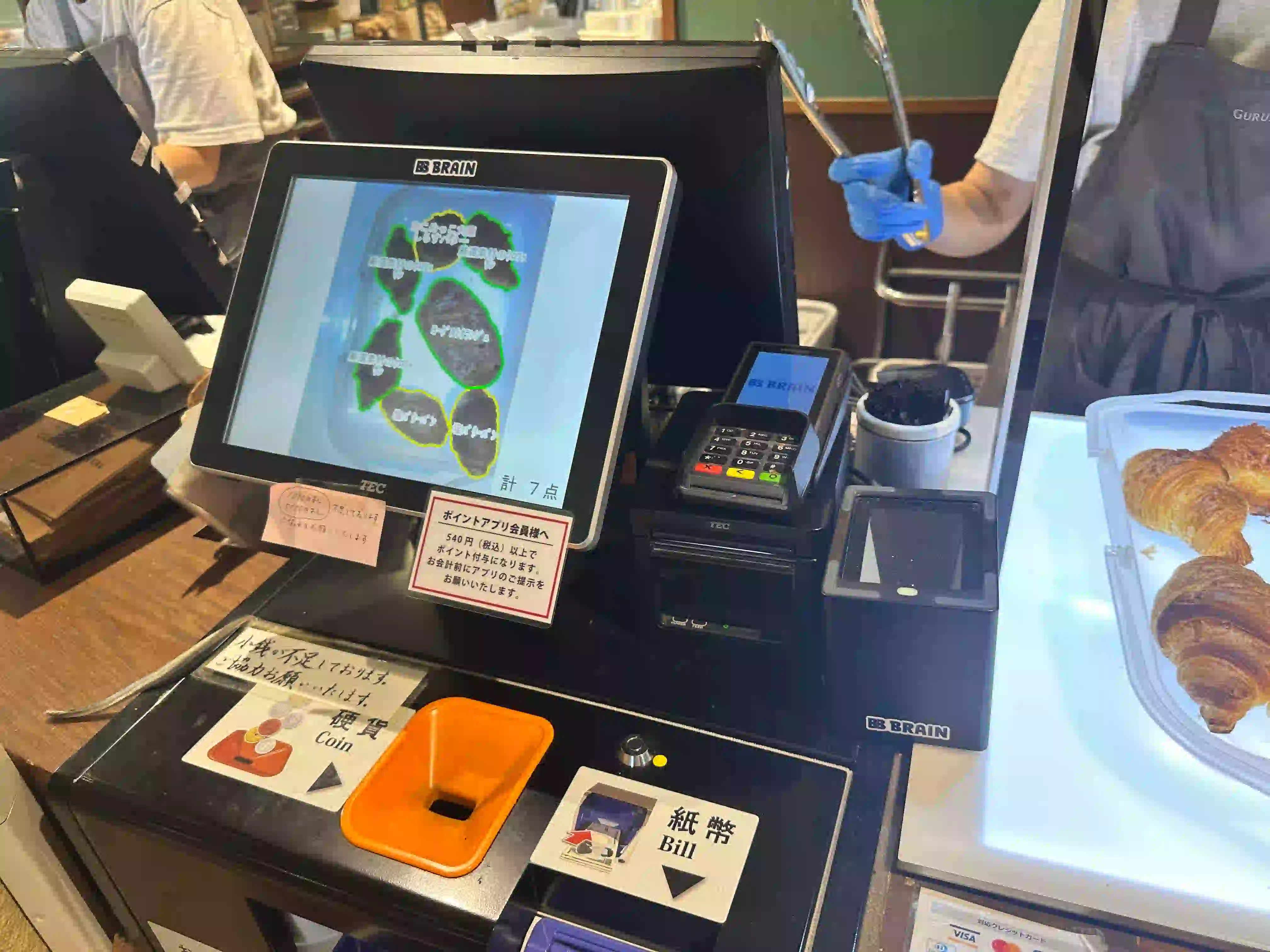 【AI導入事例研究】GURUMAN VITAL (グルマンヴィタル) の画像認識レジに学ぶ、DX成功の鍵は「ソリューション選定力」｜Seino AI・DX Lab のサムネイル